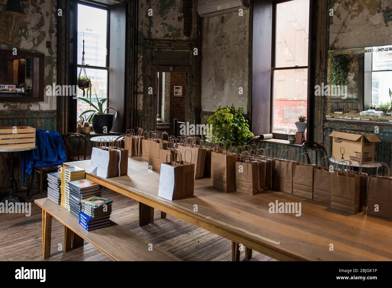 Brooklyn, New York, États-Unis - 24 avril 2020 : bouteilles de désinfectant pour les mains et commandes de whisky dans des sacs prêts à être ramassées à l'intérieur des portiers de Ki Banque D'Images