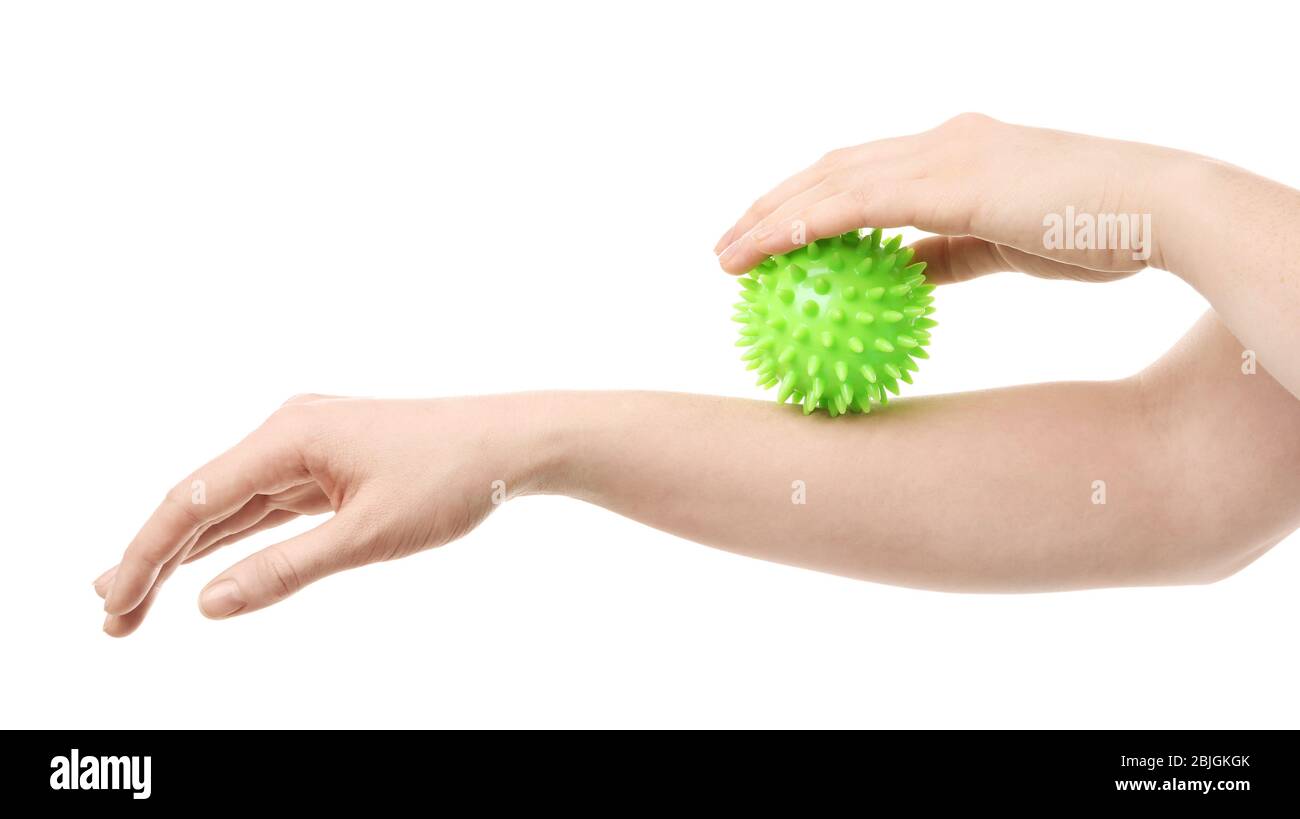 Mains de femmes faisant des exercices avec boule de caoutchouc sur fond blanc Banque D'Images