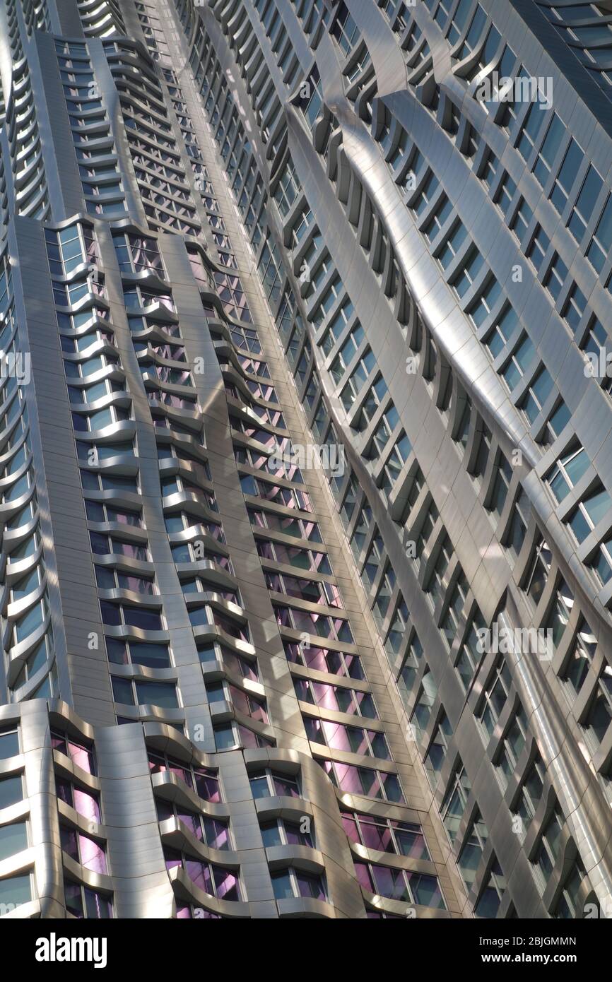 Vagues et reflets argentés de la tour Spruce Street de 8 de Frank Gehry, à New York Banque D'Images