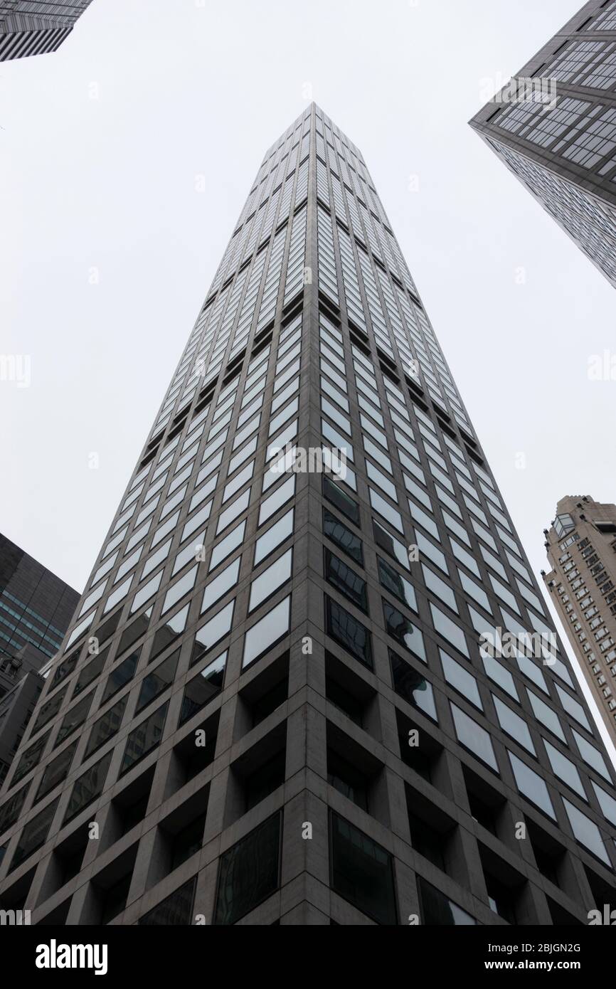 Grille géométrique d'un gratte-ciel carré donnant sur New York Banque D'Images