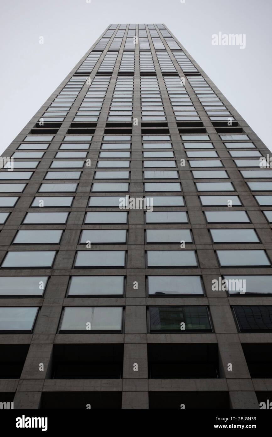 Grille abstraite continue et vue en perspective en regardant un gratte-ciel de New York Banque D'Images