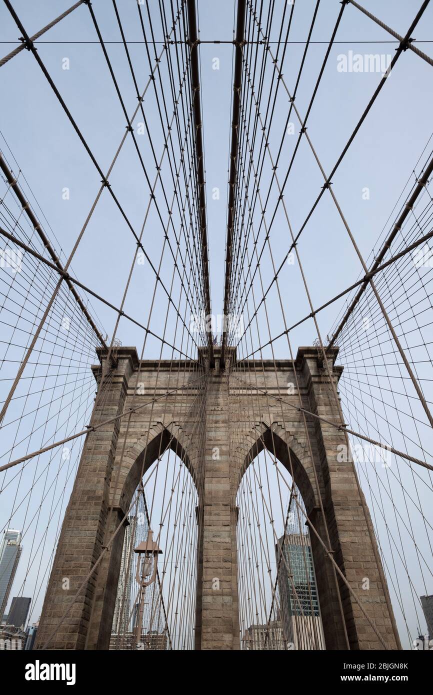 Abstrait traversant les câbles sur le pont historique de Brooklyn à New York Banque D'Images