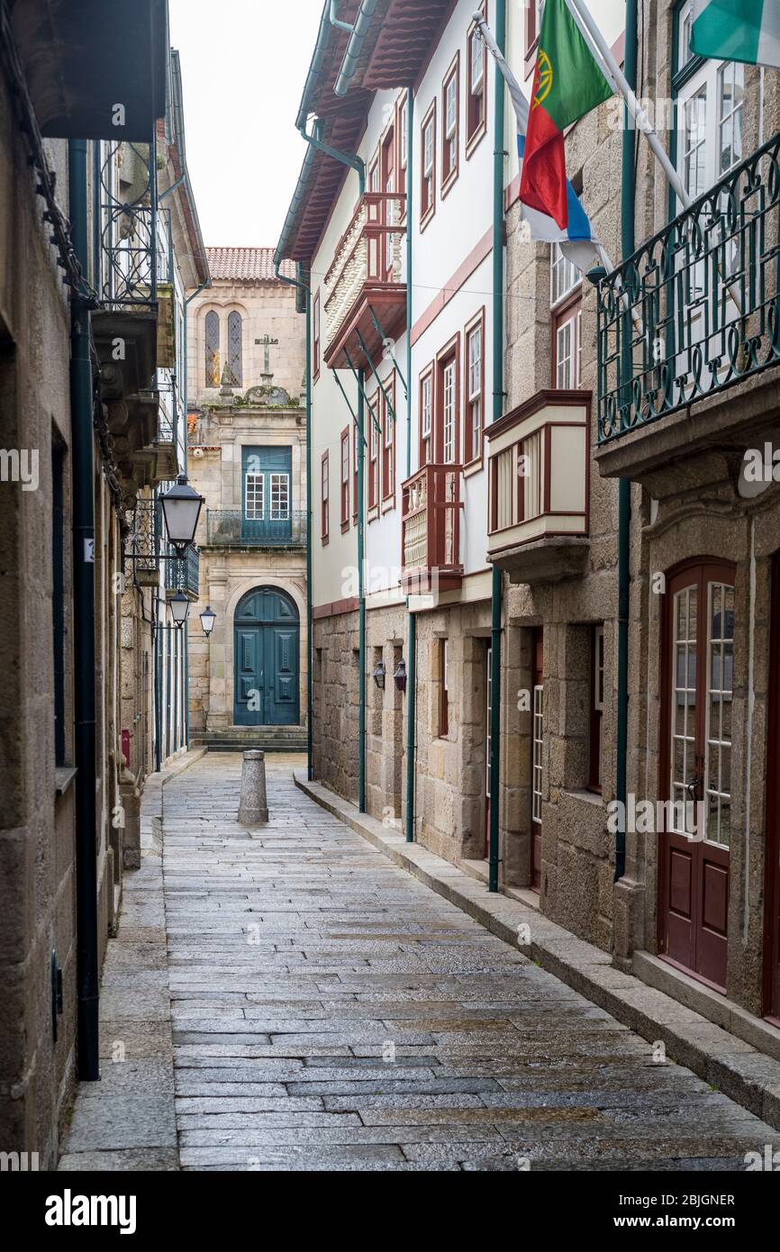 Scène typique de rue de l'allée étroite dans la ville pittoresque de Guimares dans le nord du Portugal Banque D'Images