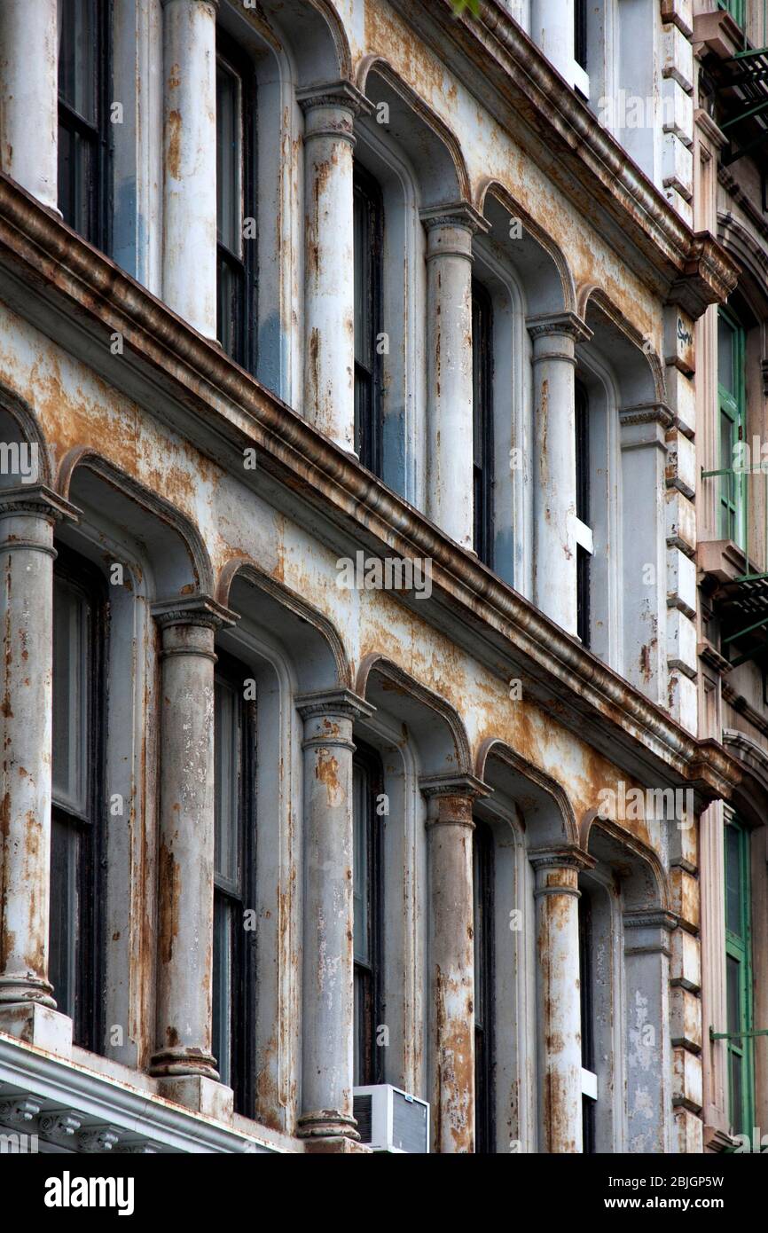 Détails d'une ancienne façade de bâtiment en fonte rouillée à Manhattan, New York City Banque D'Images
