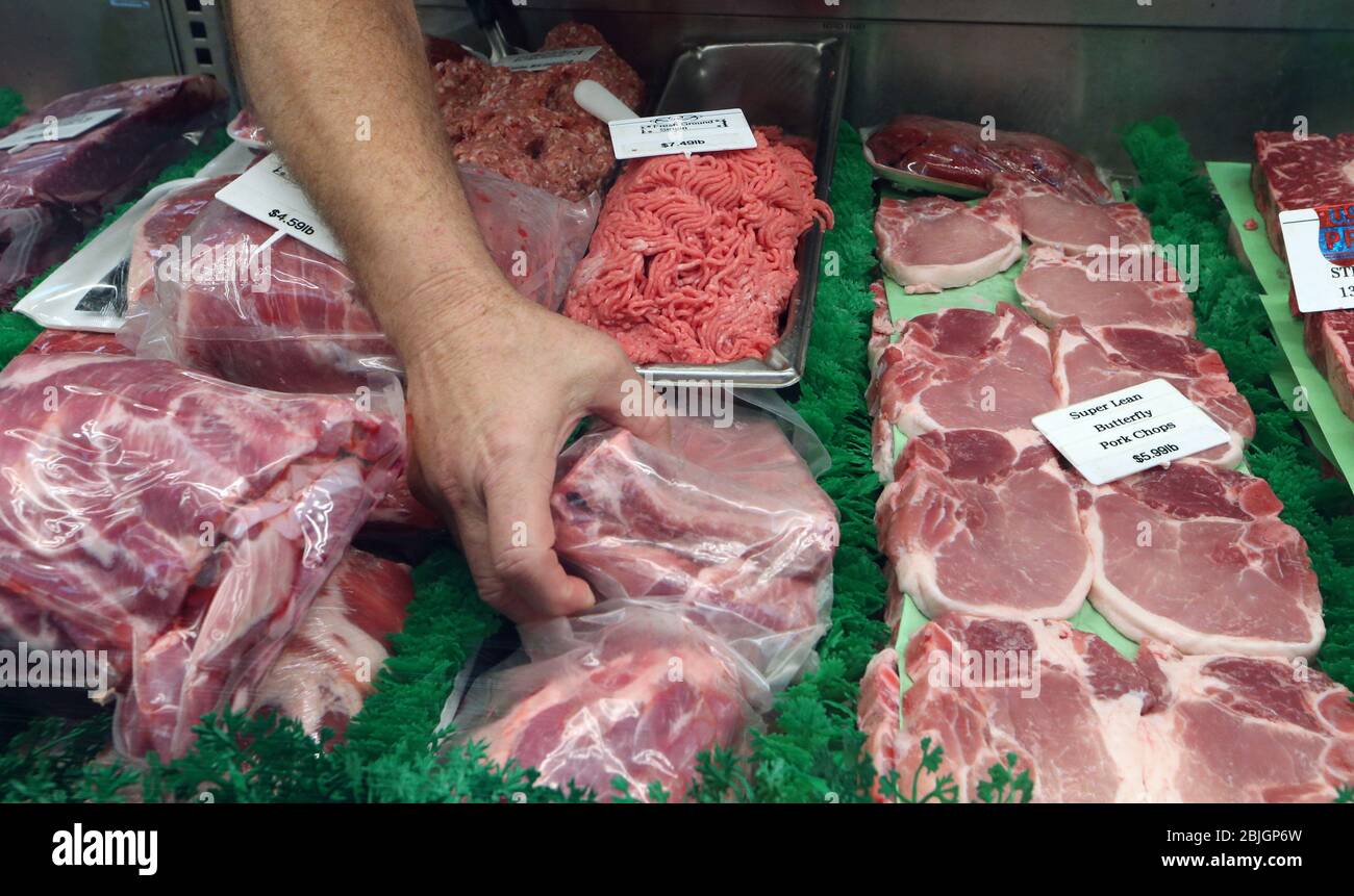 St. Louis, États-Unis. 29 avril 2020. Jim Legrand, Jr. Place la viande dans un cas à son magasin, le marché de Legrand à Saint-Louis, le mercredi 29 avril 2020. Une course sur la viande durant l'éclosion de coronavirus, due à la fermeture des usines de transformation de la viande, a des fournisseurs nationaux avertissant d'une pénurie imminente de viande. Photo de Bill Greenblatt/UPI crédit: UPI/Alay Live News Banque D'Images