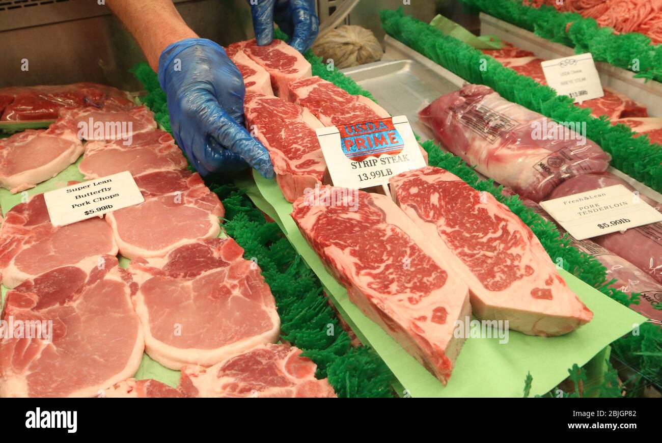 St. Louis, États-Unis. 29 avril 2020. Jim Legrand, Jr. Choisit un steak dans son magasin, le marché de Legrand à Saint-Louis, le mercredi 29 avril 2020. Une course sur la viande durant l'éclosion de coronavirus, due à la fermeture des usines de transformation de la viande, a des fournisseurs nationaux avertissant d'une pénurie imminente de viande. Photo de Bill Greenblatt/UPI crédit: UPI/Alay Live News Banque D'Images