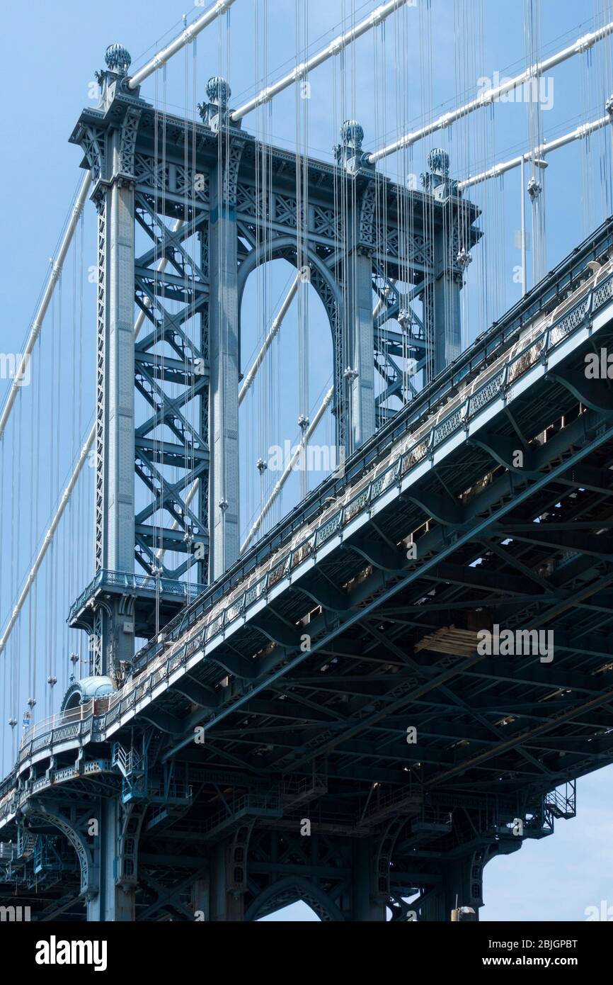 Vue en regardant la structure en acier du pont de Manhattan depuis le bas Banque D'Images