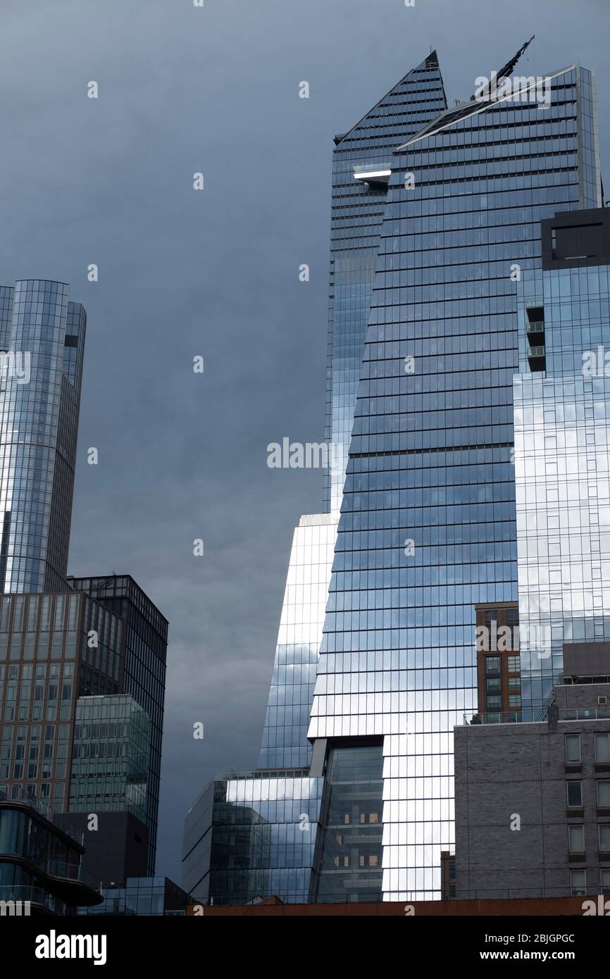 Réflexions orageux dans les gratte-ciels glassy des chantiers d'Hudson à New York Banque D'Images