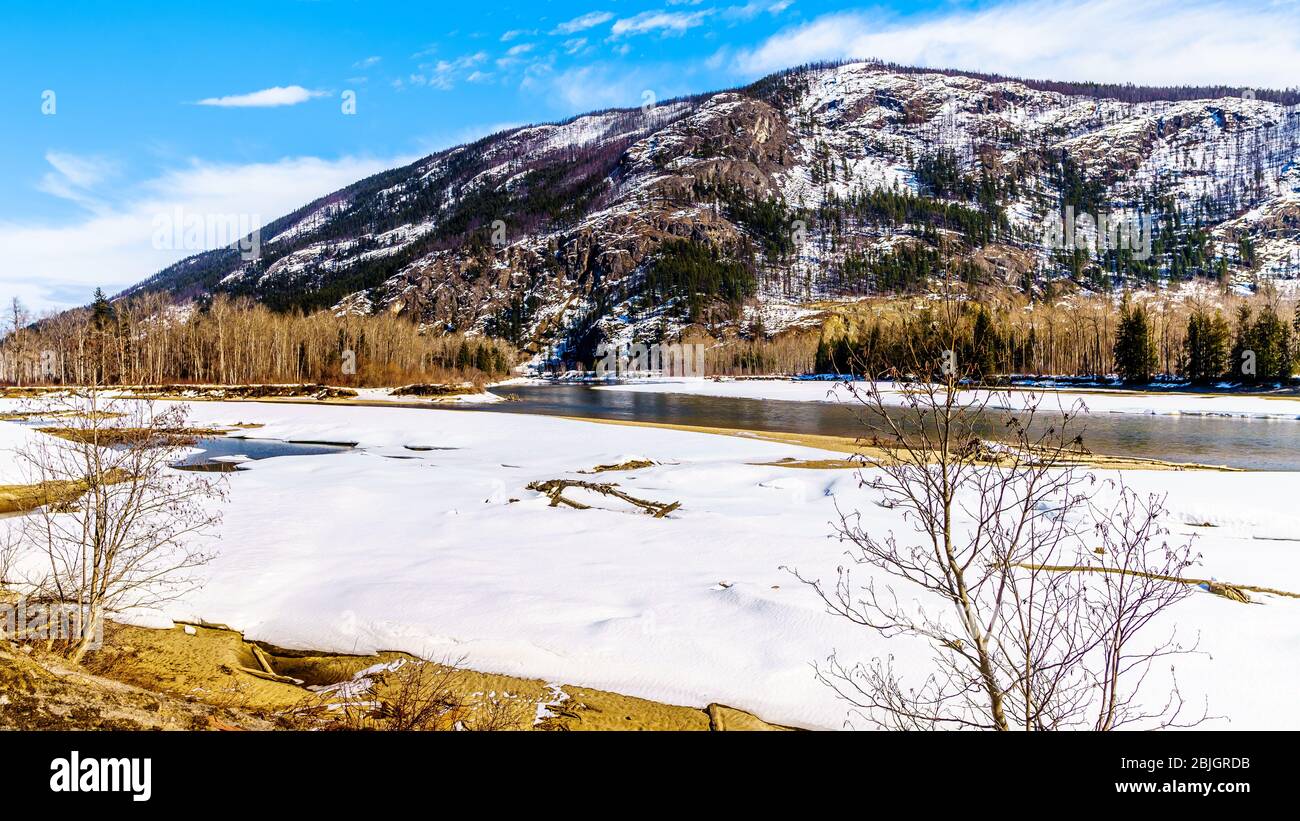 La rivière North Thompson, partiellement gelée, entre Barriere et Clearwater (Colombie-Britannique), Canada Banque D'Images