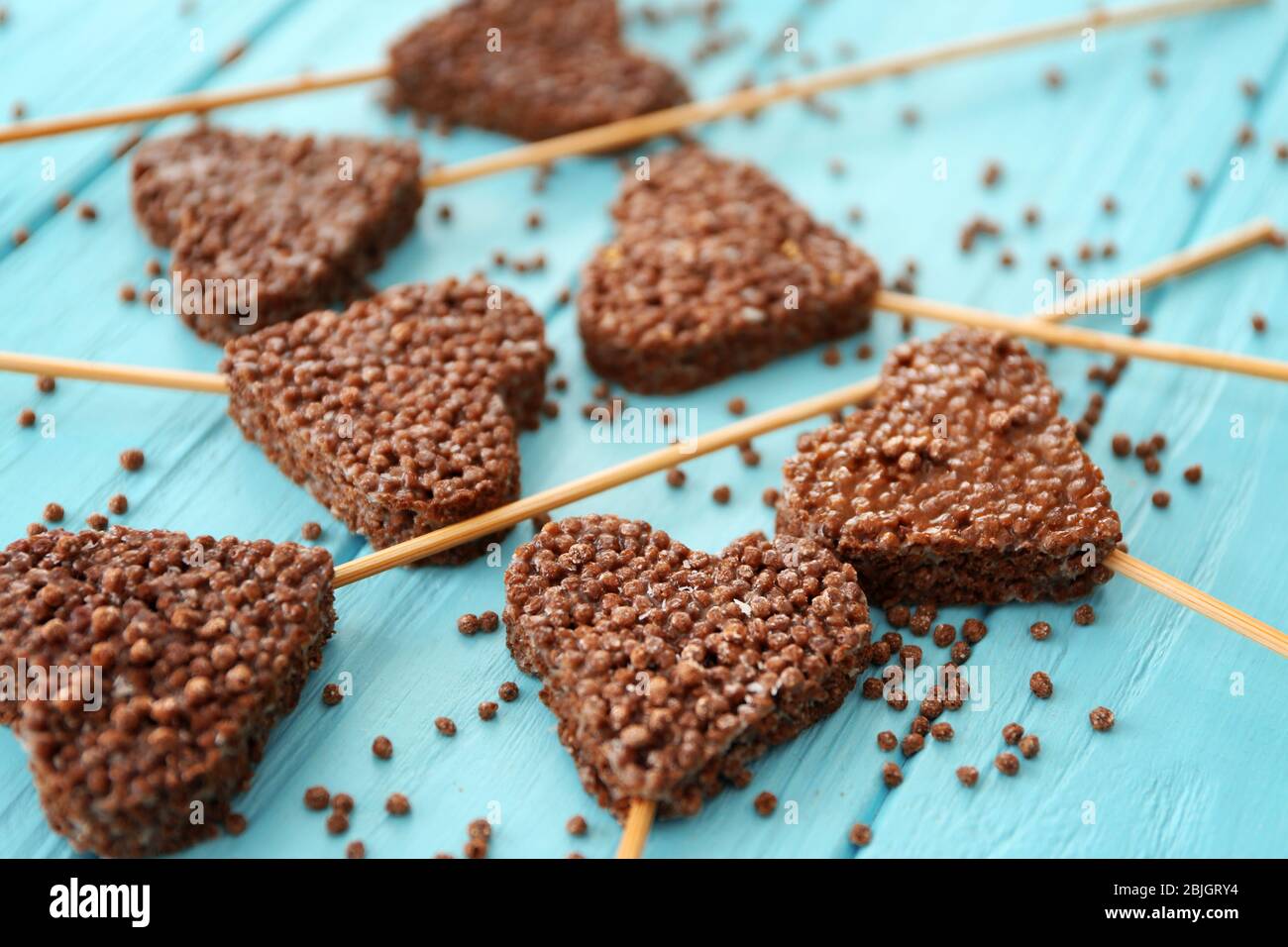 Dessert croustillant en forme de coeur sur fond en bois Banque D'Images