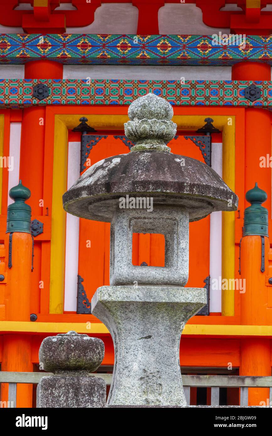 Temple de Kiyomizu au printemps, fondé au début de la période Heian, en l'an 778. Il ne s'agit pas d'un seul clou utilisé dans toute la structure . Banque D'Images