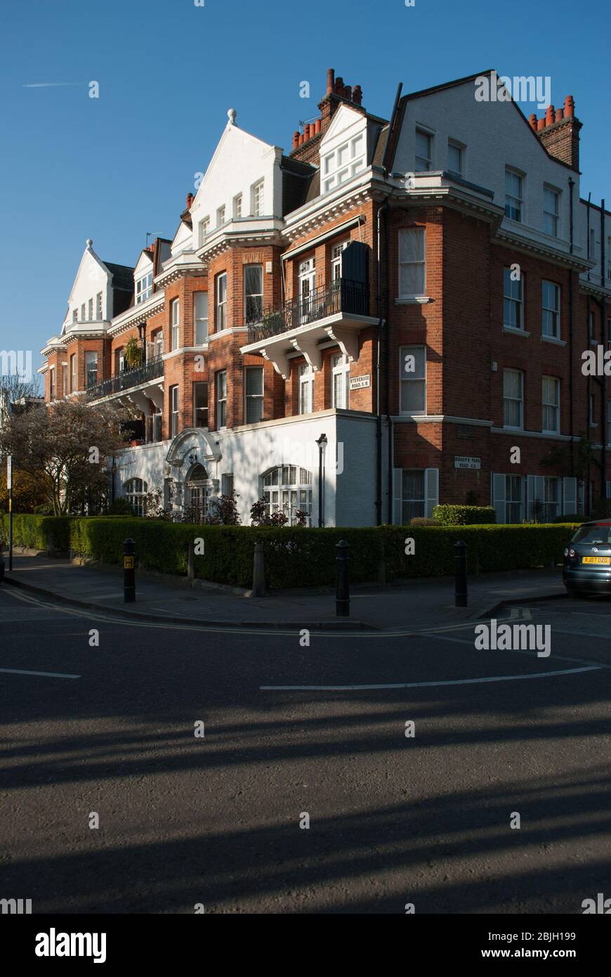 Mansions épiscopales de briques rouges victoriennes, Bishop's Park Road, Fulham, Londres SW6 6DZ Banque D'Images
