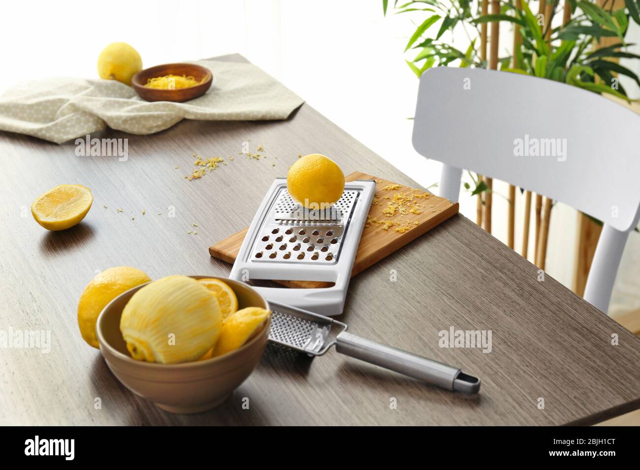 Composition avec des citrons frais et des gratins sur table en bois Banque D'Images