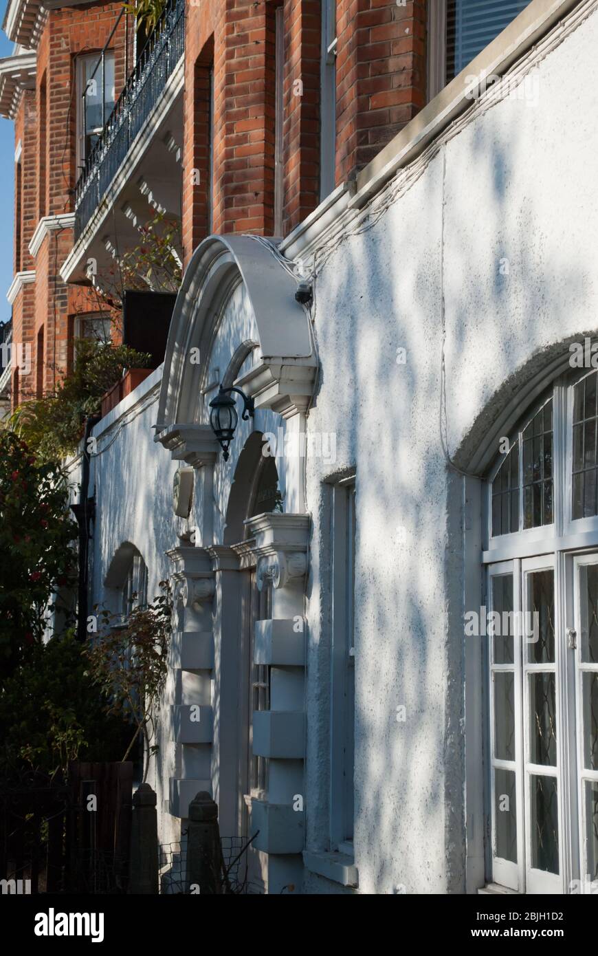 Mansions épiscopales de briques rouges victoriennes, Bishop's Park Road, Fulham, Londres SW6 6DZ Banque D'Images