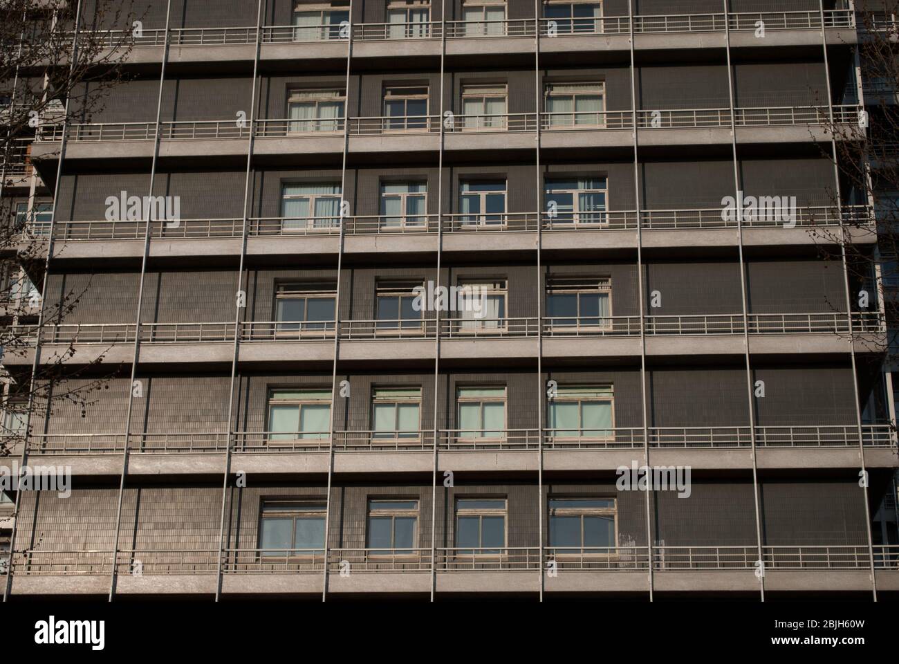 Détail de l'altitude vitrage de verre Windows cadre Cantilever Charing Cross Hospital, Fulham Palace Road, Hammersmith, Londres, W6 Angleterre par Ralph Tubbs Banque D'Images