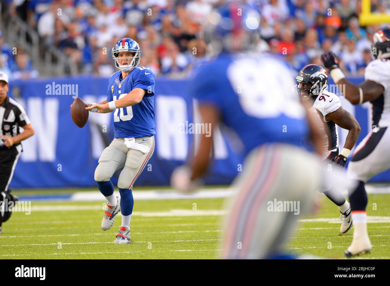 15 septembre 2013 : le quart de New York Giants Eli Manning (10) semble passer au grand récepteur Victor Cruz (80) des New York Giants au cours de la première moitié Banque D'Images 15 septembre 2013 : le quart de New York Giants Eli Manning (10) semble passer au grand récepteur Victor Cruz (80) des New York Giants au cours de la première moitié Banque D'Images