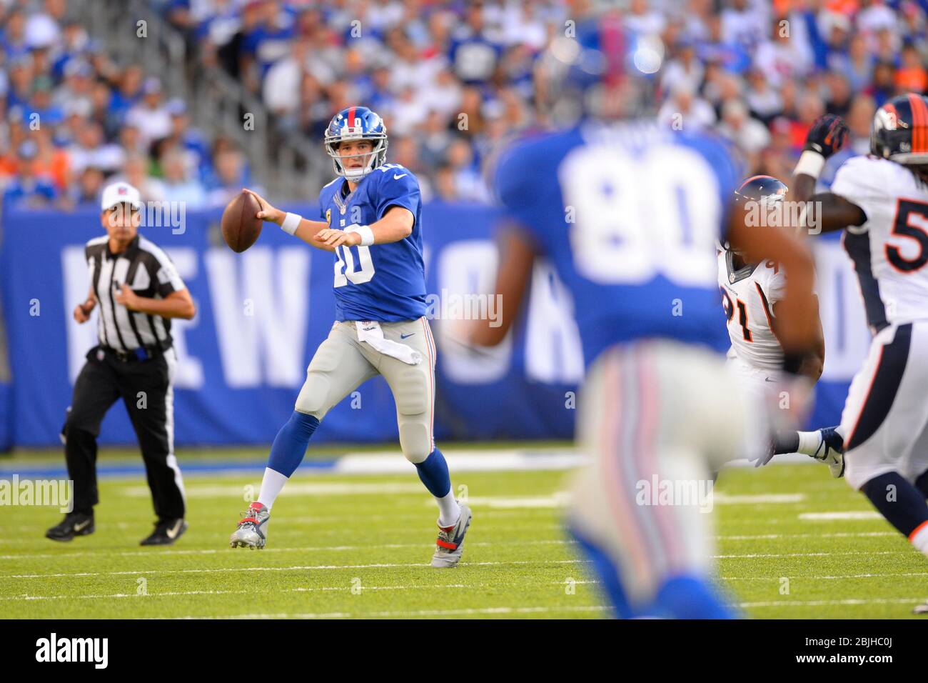 15 septembre 2013 : le quart de New York Giants Eli Manning (10) semble passer au grand récepteur Victor Cruz (80) des New York Giants au cours de la première moitié Banque D'Images