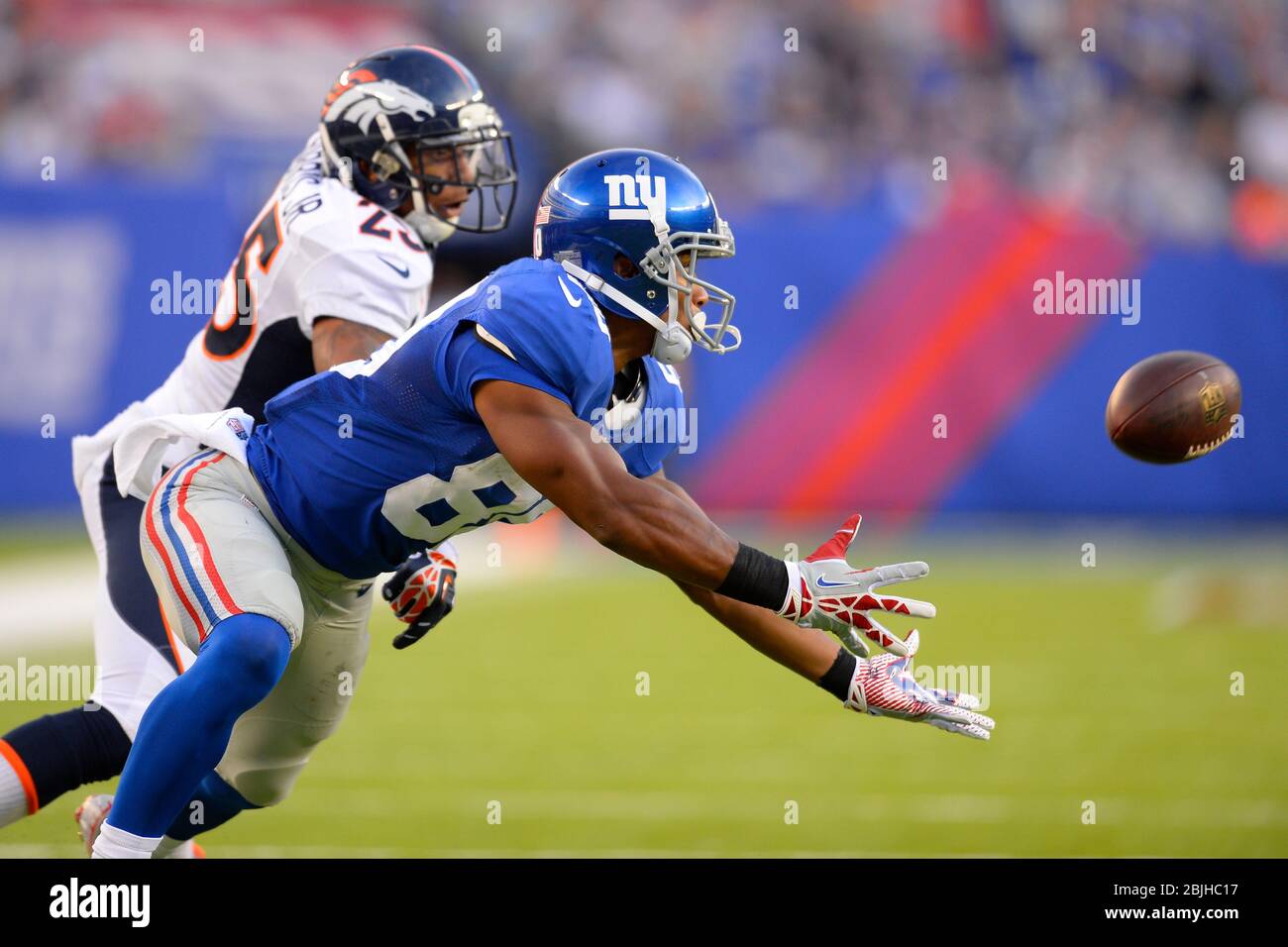 15 septembre 2013 : Victor Cruz (80), grand récepteur des New York Giants, passe à côté de Chris Harris (25), angle des Denver Broncos, qui défend les tirs Banque D'Images 15 septembre 2013 : Victor Cruz (80), grand récepteur des New York Giants, passe à côté de Chris Harris (25), angle des Denver Broncos, qui défend les tirs Banque D'Images