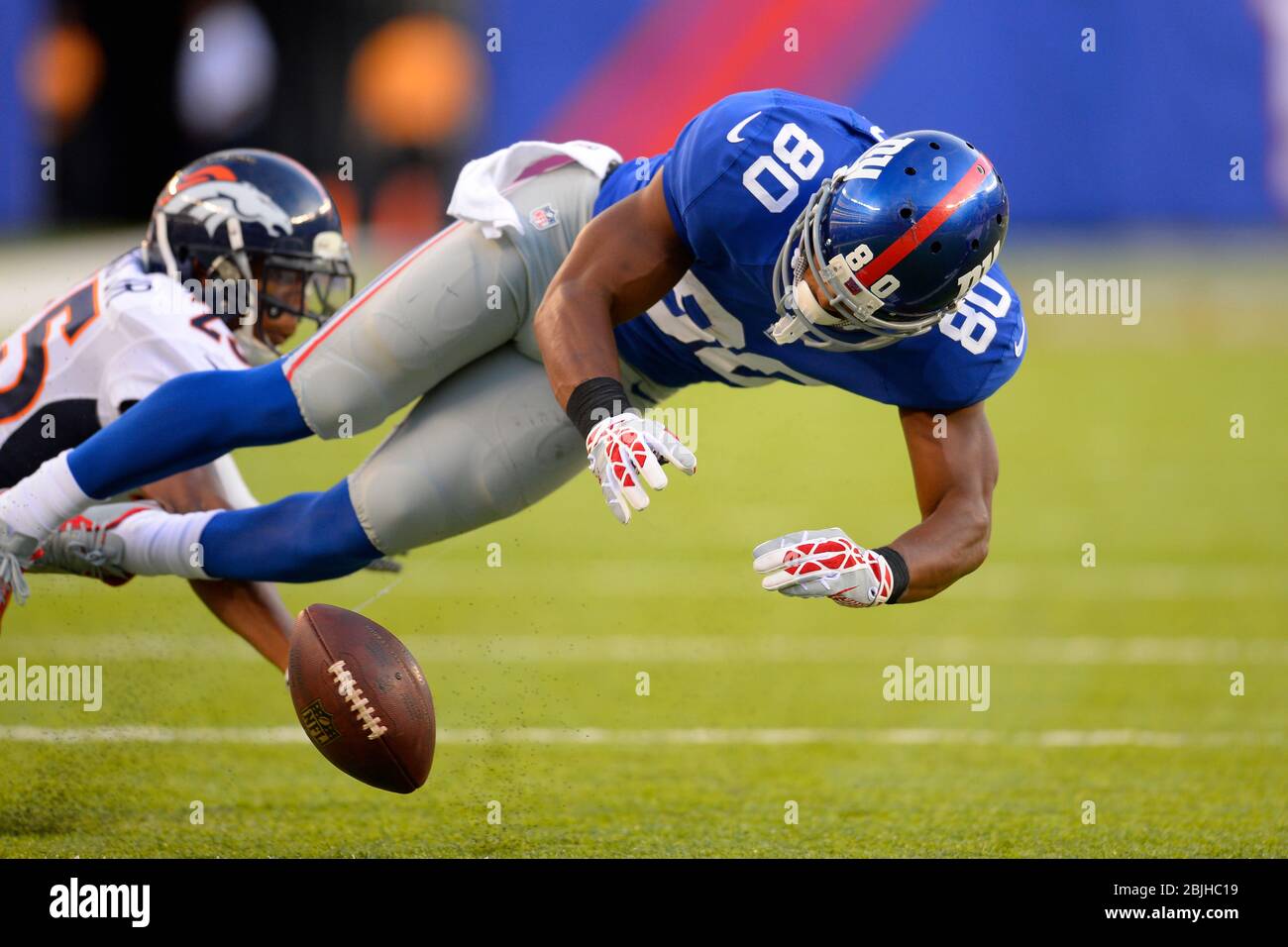 15 septembre 2013 : Victor Cruz (80), grand récepteur des New York Giants, passe à côté de Chris Harris (25), angle des Denver Broncos, qui défend les tirs Banque D'Images 15 septembre 2013 : Victor Cruz (80), grand récepteur des New York Giants, passe à côté de Chris Harris (25), angle des Denver Broncos, qui défend les tirs Banque D'Images