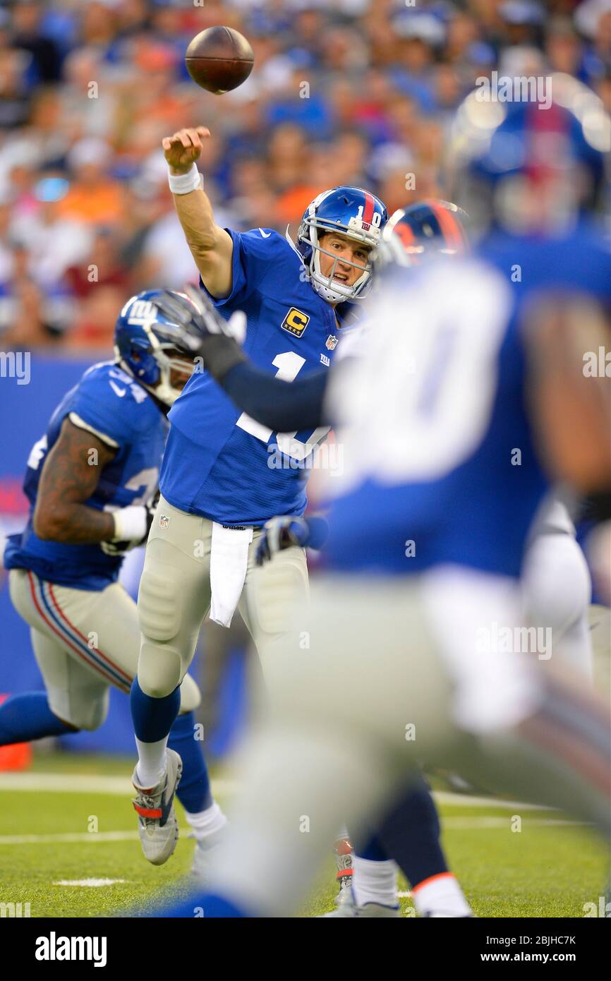 15 septembre 2013 : le quart de New York Giants Eli Manning (10) tente un passage au grand récepteur Victor Cruz (80) des New York Giants pendant la seconde heure Banque D'Images 15 septembre 2013 : le quart de New York Giants Eli Manning (10) tente un passage au grand récepteur Victor Cruz (80) des New York Giants pendant la seconde heure Banque D'Images