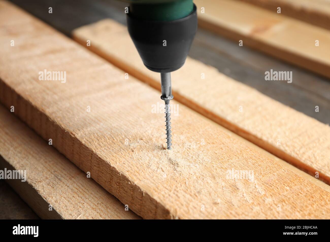 Visser l'ongle dans le panneau en bois dans l'atelier du menuisier, la fermeture Banque D'Images