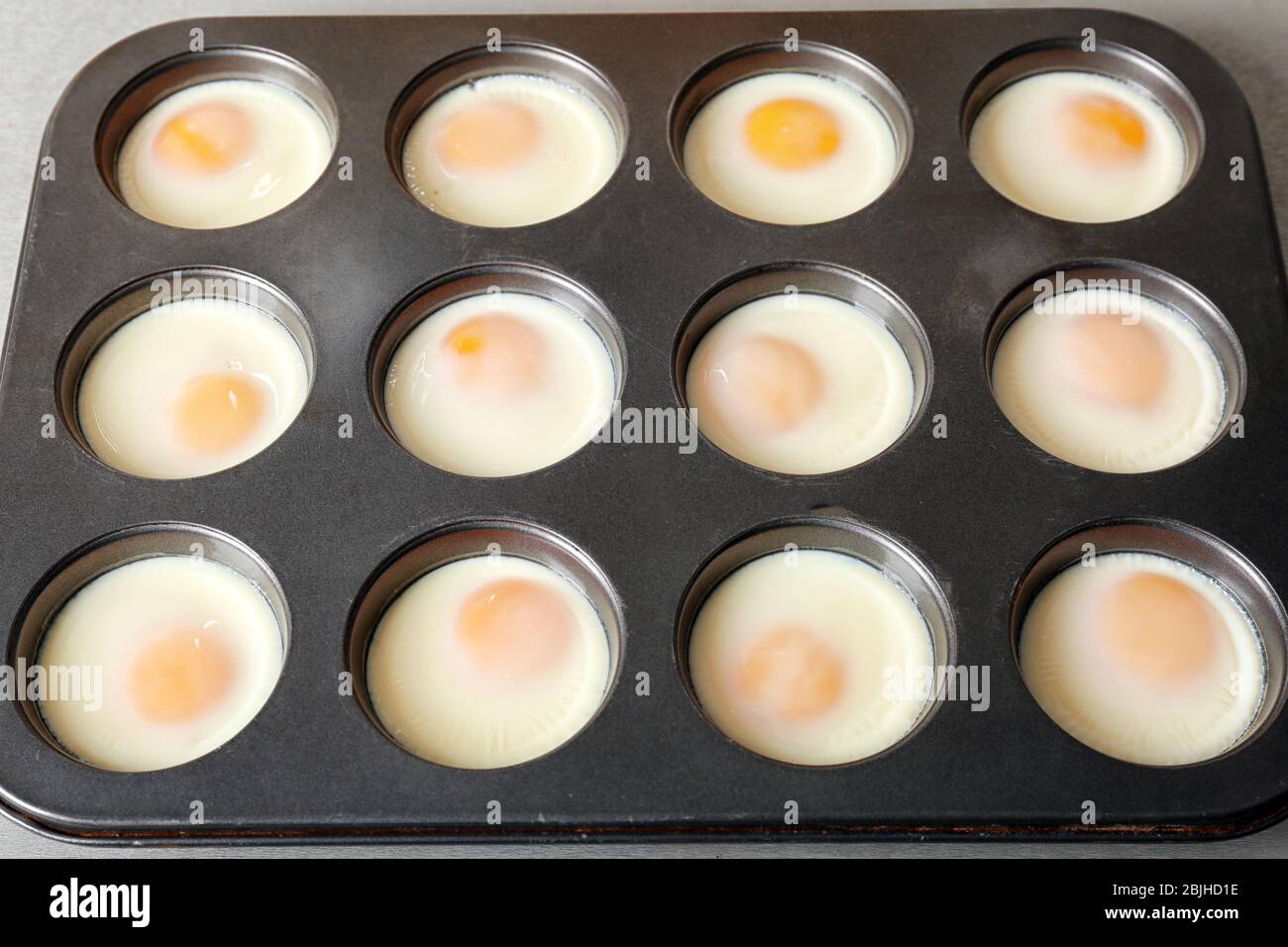 Moule à muffins avec œufs, fermeture Banque D'Images