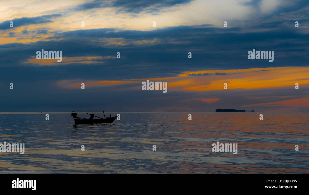 Bateaux à acor dans le golfe de Thaïlande pendant un coucher de soleil coloré Banque D'Images
