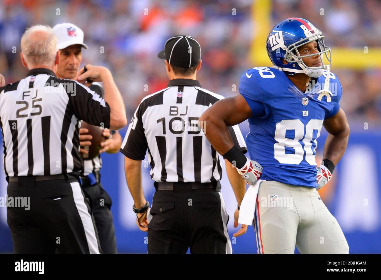 15 septembre 2013 : Victor Cruz (80), grand récepteur de New York Giants, réagit après avoir obtenu une sanction offensive contre lui pendant une semaine 2 de tapis NFL Banque D'Images 15 septembre 2013 : Victor Cruz (80), grand récepteur de New York Giants, réagit après avoir obtenu une sanction offensive contre lui pendant une semaine 2 de tapis NFL Banque D'Images
