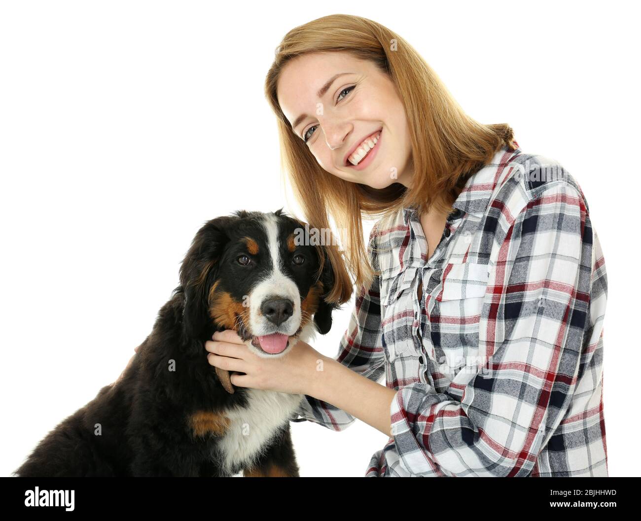 Jeune femme avec mignon drôle de chien sur fond blanc Banque D'Images