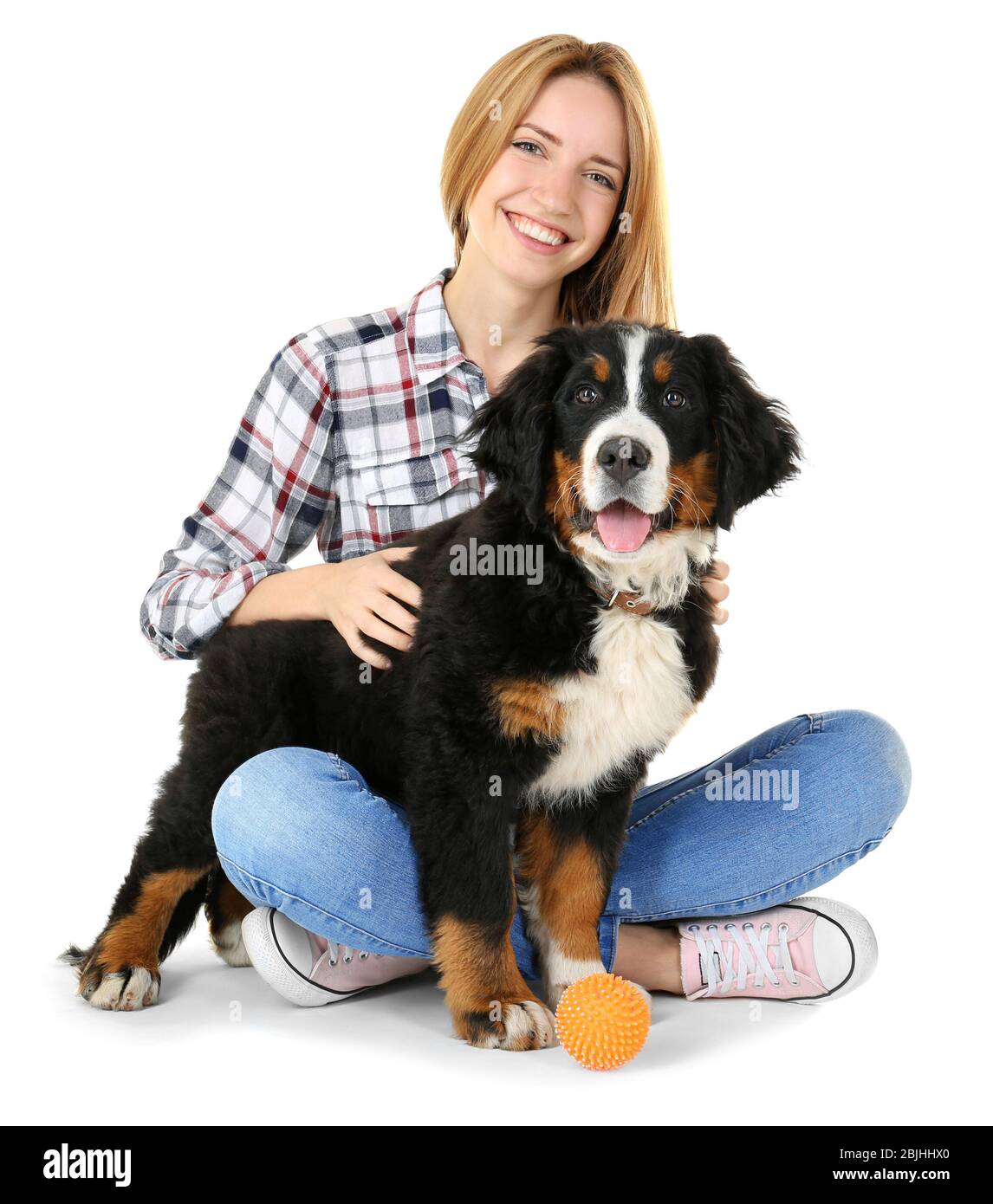 Jeune femme avec mignon drôle de chien sur fond blanc Banque D'Images