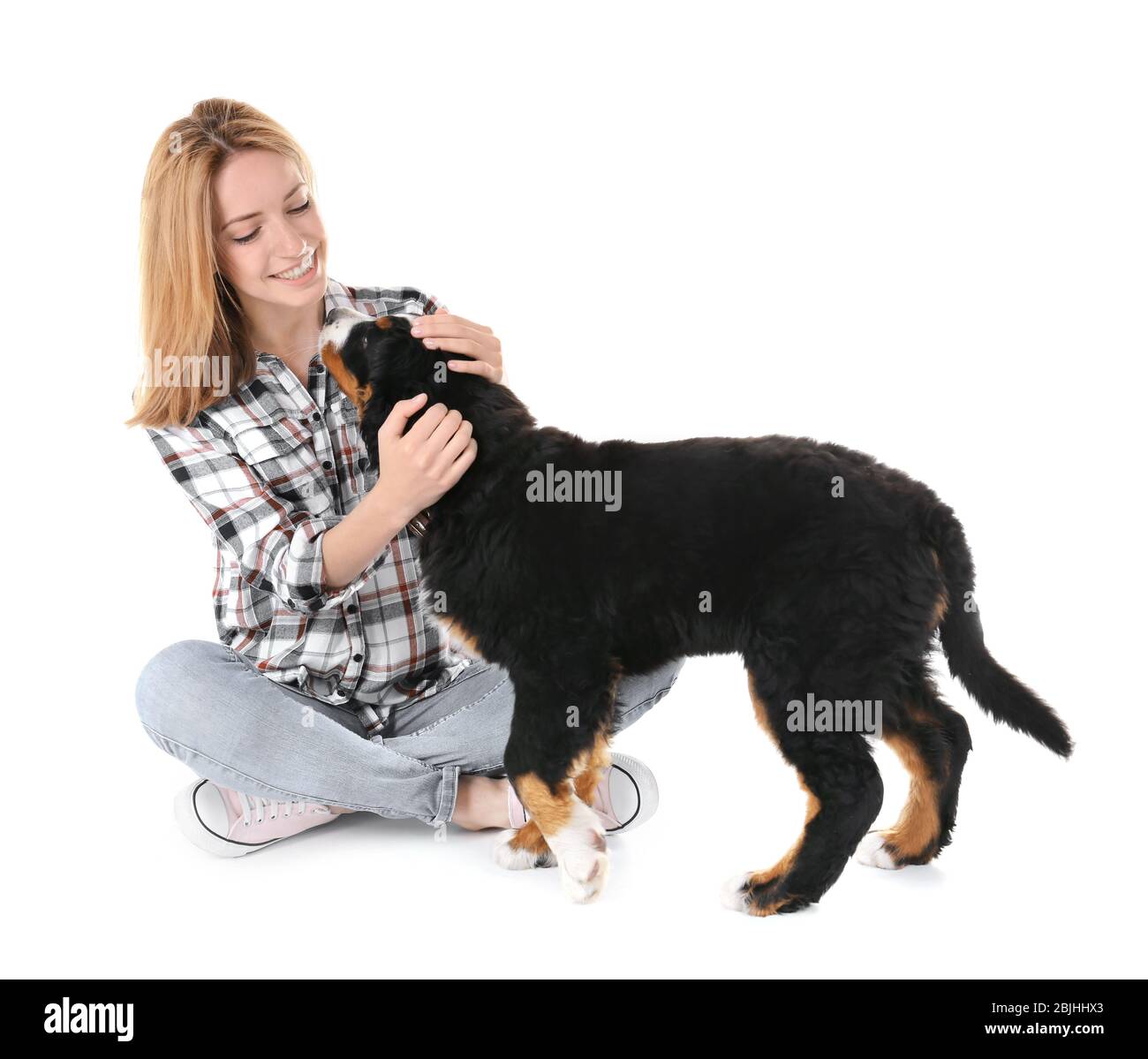 Jeune femme avec mignon drôle de chien sur fond blanc Banque D'Images