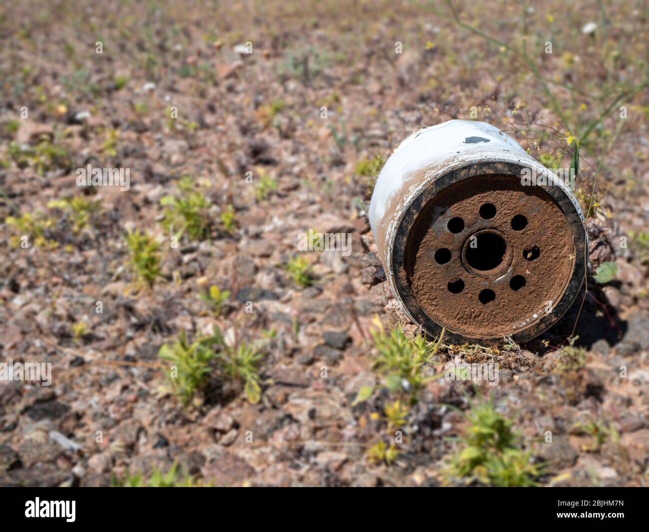 Filtre à huile du véhicule jeté polluant le désert de Mojave Banque D'Images