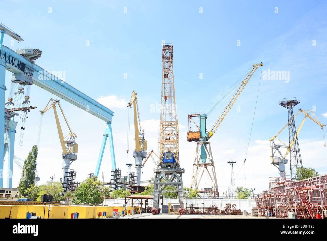 Différentes grues dans le port de mer Banque D'Images