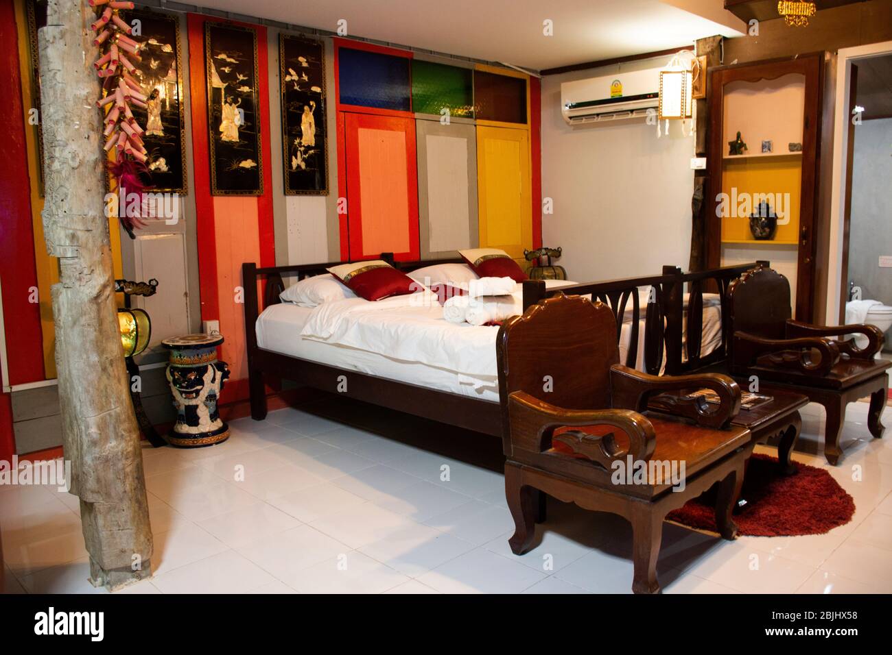 RATCHABURI, THAÏLANDE - 24 SEPTEMBRE : Décoration de mobilier intérieur de  chambre élégante boutique style chinois avec lit double dans la chambre à  coucher au Resort ho Photo Stock - Alamy