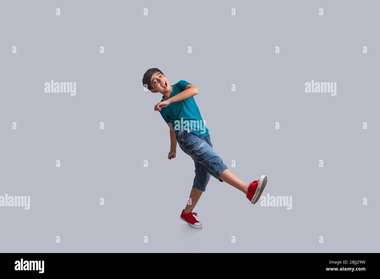 Portrait d'une jeune garçon heureuse danse. (Enfants) Banque D'Images