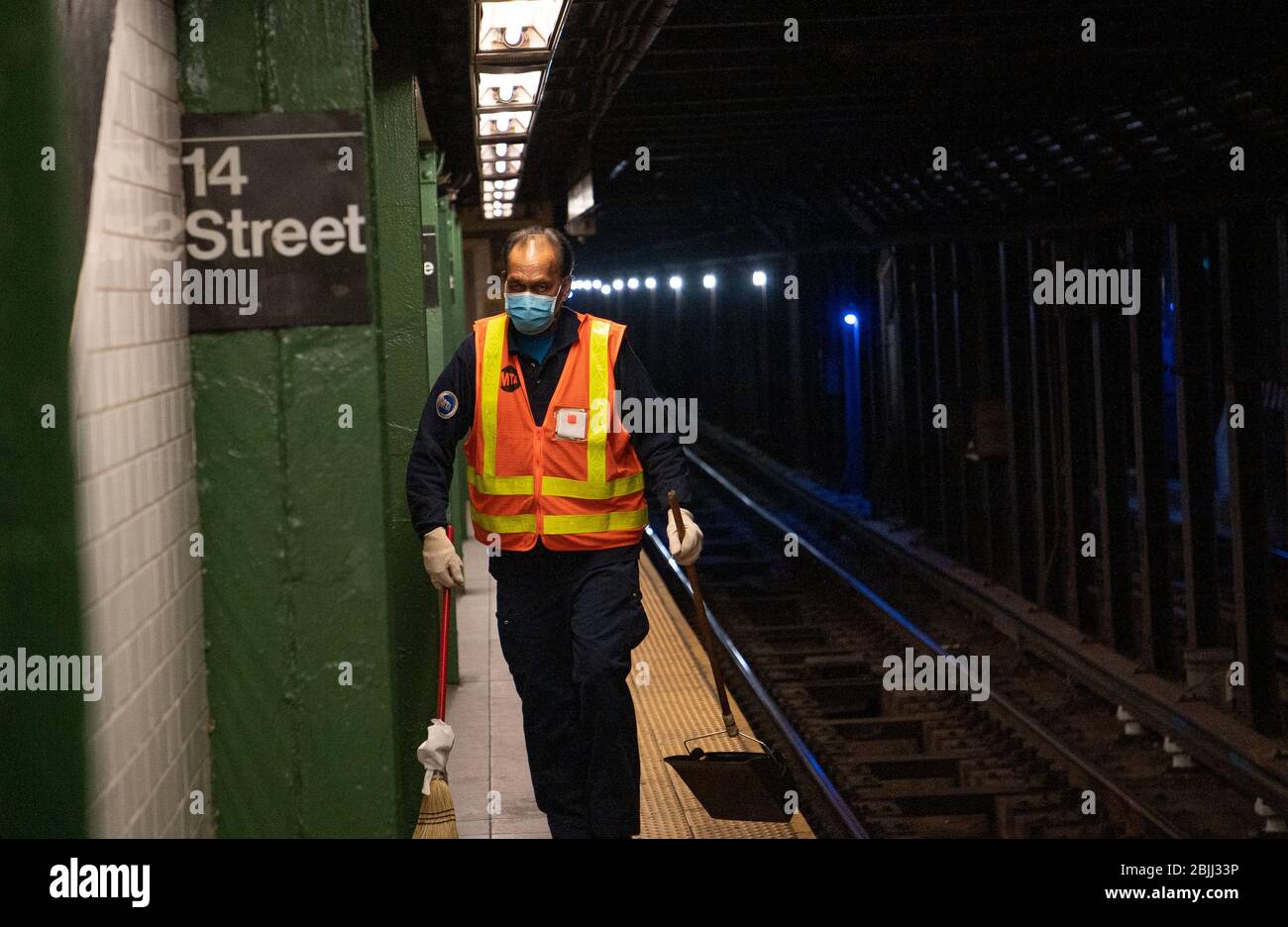 New York City, États-Unis. 29 avril 2020. Un travailleur de l'MTA qui nettoie une station de métro au milieu de l'épidémie de coronavirus.New York continue de lutter contre la pandémie de coronavirus et c'est un effet économique que le gouverneur de New York annonce les exigences de commencer une réouverture « étape par étape » soigneuse de l'État. Crédit: SOPA Images Limited/Alay Live News Banque D'Images