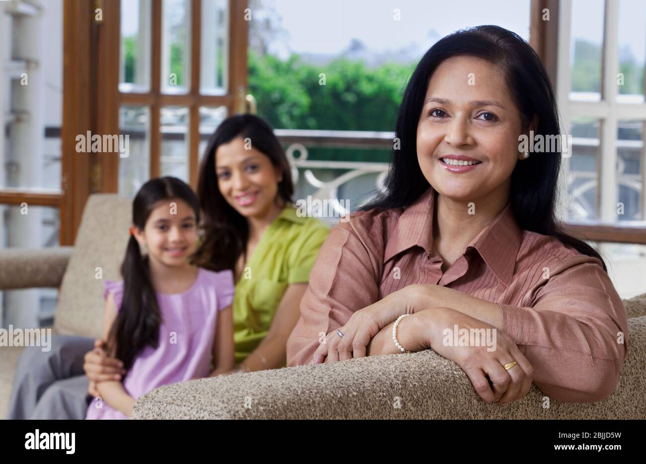 Portrait de vieille femme sur un canapé Banque D'Images