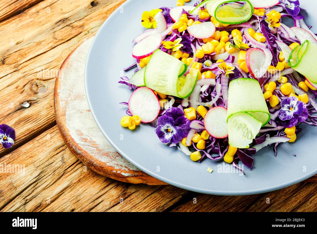 Salade de chou rouge, de radis, de maïs, de concombre et de fleurs Banque D'Images