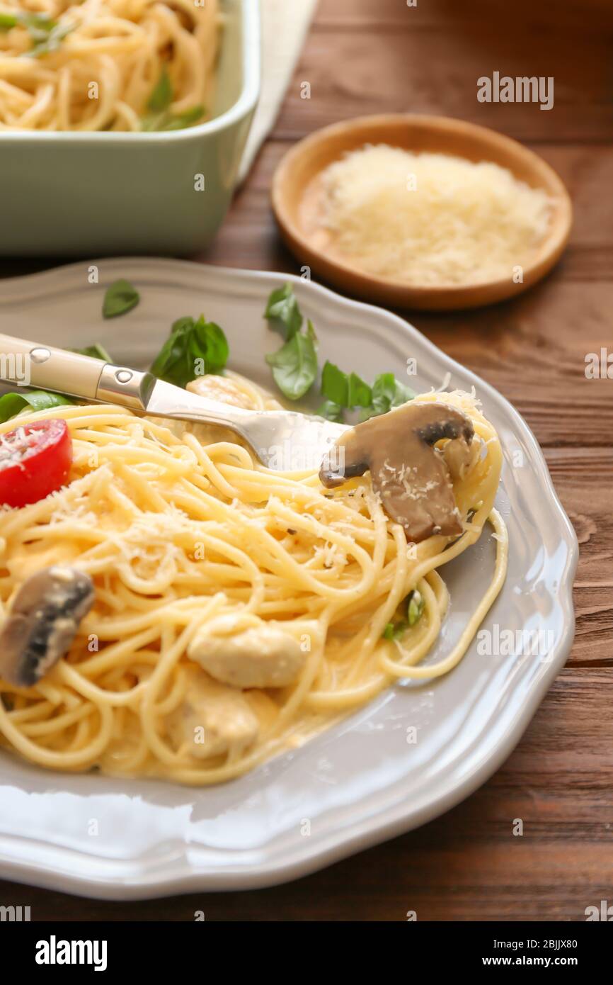 Assiette avec délicieux tetrazzini de dinde rôtie sur la table Banque D'Images