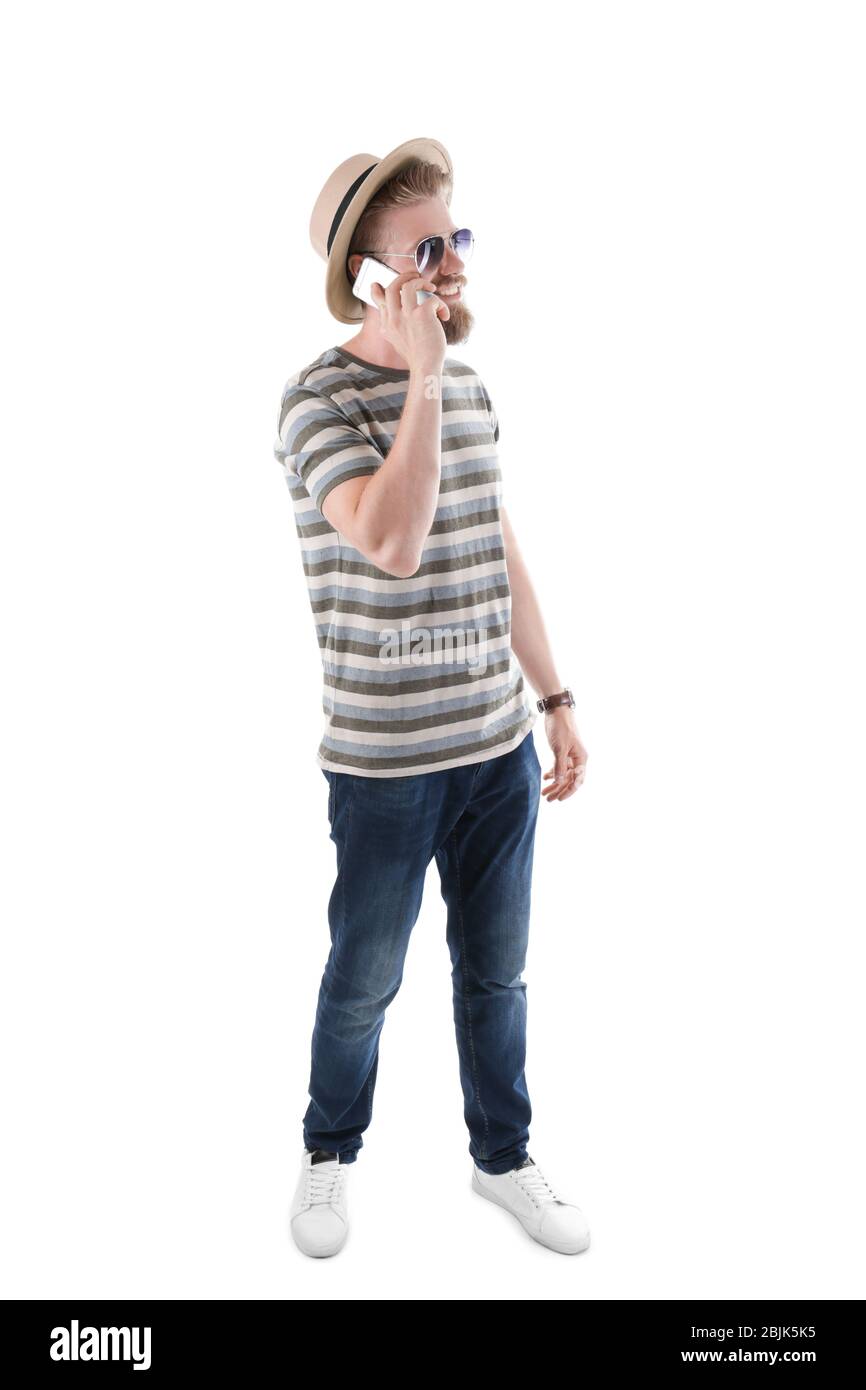 Jeune homme hipster parlant au téléphone sur fond blanc Banque D'Images