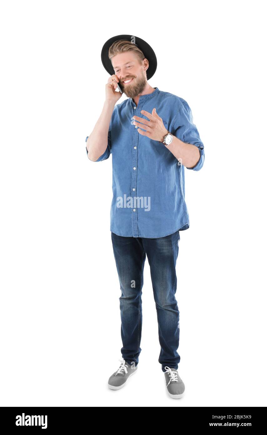 Jeune homme hipster parlant au téléphone sur fond blanc Banque D'Images