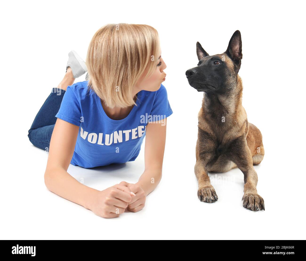 Jeune femme volontaire avec chien, isolée sur blanc. Concept de bénévolat et d'abris pour animaux Banque D'Images