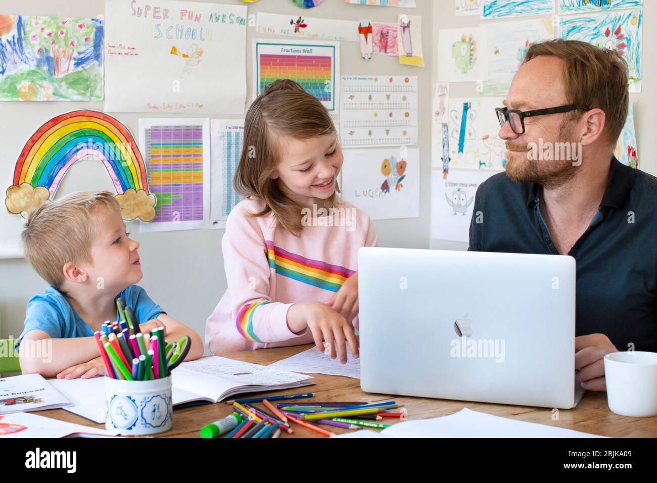 Enseignement à domicile et travail à domicile pendant le confinement du coronavirus / Covid-19 en Angleterre, au Royaume-Uni Banque D'Images