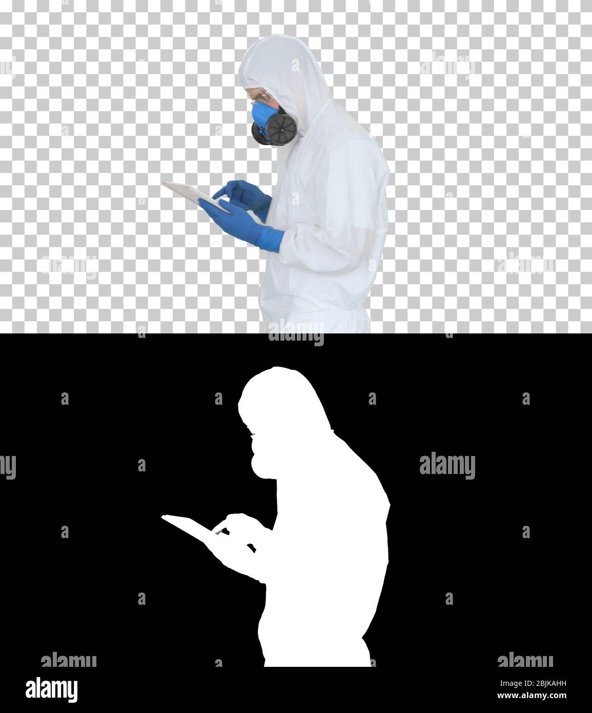Un professionnel de la santé portant une combinaison hazmat travaillant sur une tablette numérique, Alpha Channel Banque D'Images