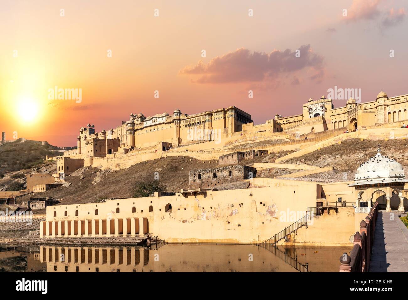 Fort ambré de l'Inde, Jaipur, vue complète au coucher du soleil. Banque D'Images