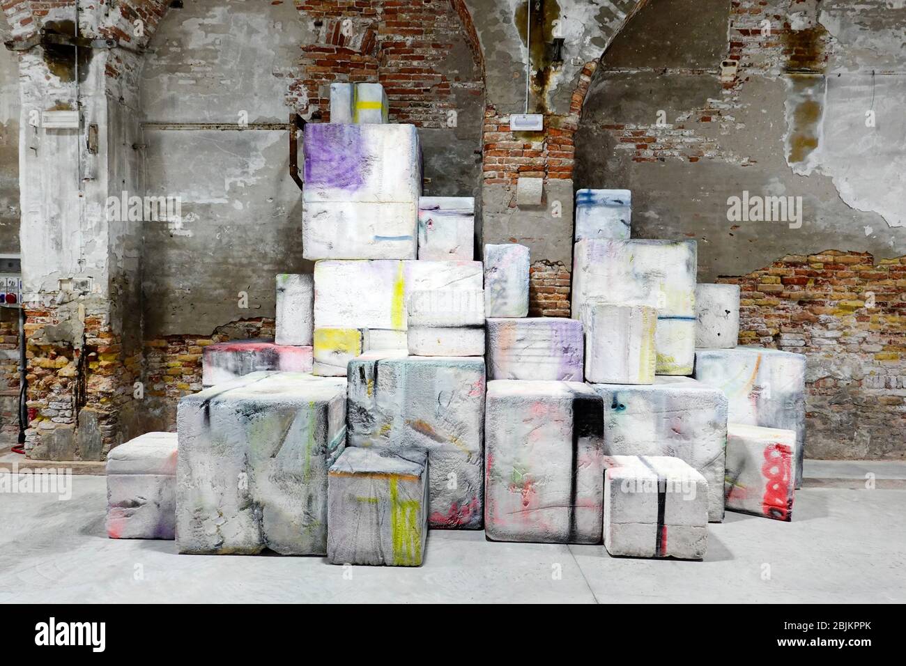 Amphi, installation artistique par Eva Rothschild, artiste irlandaise, à l'Arsenale, Biennale, Venise, Italie. Banque D'Images