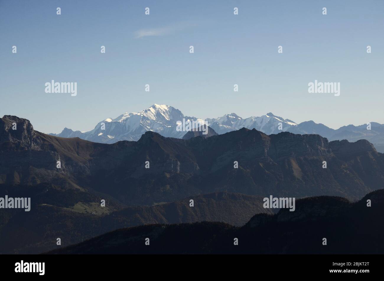 Mont-Blanc et Tournette paysage de montagnes de semnoz près d'Annecy, savoie, france Banque D'Images