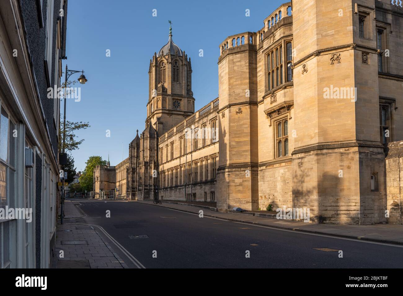 Recherche de St.Aldates vers Carfax. La Tom Tower se dresse au-dessus de l'entrée de Christchurch. Tom Tower est un clocher à Oxford, en Angleterre, nommé d'après sa cloche, le Grand Tom. C'est au-dessus de Tom Gate, sur St Aldates, l'entrée principale de Christ Church, Oxford, qui mène à Tom Quad. Cette tour carrée avec une lanterne octogonale et un dôme ogée facetté a été conçue par Christopher Wren et construite en 1681–82 Banque D'Images Recherche de St.Aldates vers Carfax. La Tom Tower se dresse au-dessus de l'entrée de Christchurch. Tom Tower est un clocher à Oxford, en Angleterre, nommé d'après sa cloche, le Grand Tom. C'est au-dessus de Tom Gate, sur St Aldates, l'entrée principale de Christ Church, Oxford, qui mène à Tom Quad. Cette tour carrée avec une lanterne octogonale et un dôme ogée facetté a été conçue par Christopher Wren et construite en 1681–82 Banque D'Images