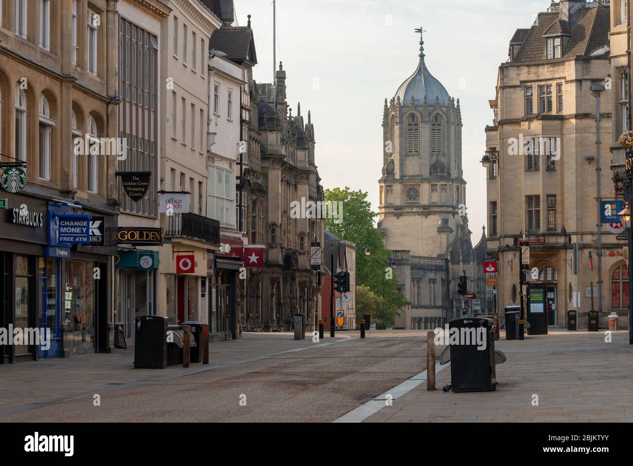 Vue sur la Tour Tom, Christ Church, de Cornmarket Street, Oxford. La Tom Tower se dresse au-dessus de l'entrée de Christchurch. Tom Tower est un clocher à Oxford, en Angleterre, nommé d'après sa cloche, le Grand Tom. C'est au-dessus de Tom Gate, sur St Aldates, l'entrée principale de Christ Church, Oxford, qui mène à Tom Quad. Cette tour carrée avec une lanterne octogonale et un dôme ogée facetté a été conçue par Christopher Wren et construite en 1681–82 Banque D'Images Vue sur la Tour Tom, Christ Church, de Cornmarket Street, Oxford. La Tom Tower se dresse au-dessus de l'entrée de Christchurch. Tom Tower est un clocher à Oxford, en Angleterre, nommé d'après sa cloche, le Grand Tom. C'est au-dessus de Tom Gate, sur St Aldates, l'entrée principale de Christ Church, Oxford, qui mène à Tom Quad. Cette tour carrée avec une lanterne octogonale et un dôme ogée facetté a été conçue par Christopher Wren et construite en 1681–82 Banque D'Images