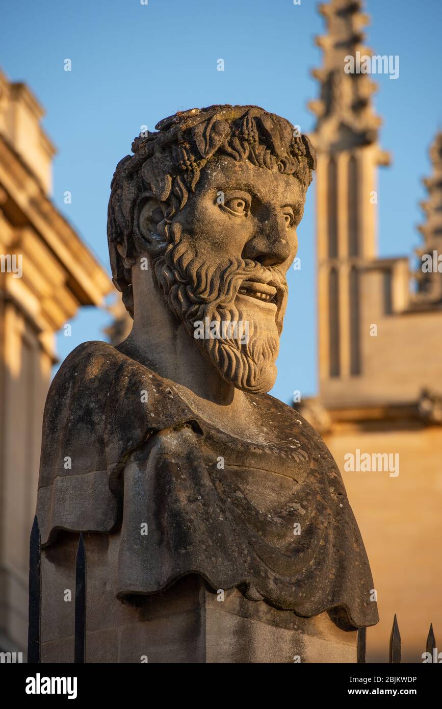 vigil sur de grandes colonnes à l'extérieur du théâtre Sheldonian à Broad Street, Oxford. Il s'agit du troisième ensemble de têtes qui ont occupé ces colonnes. Le plus récent ensemble sculpté par Michael Black entre 1970 et 1972 Banque D'Images